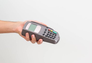 Temassız kart ve NFC teknolojisiyle yapılan bir alışverişin ödemesi. Ön manzara. Yatay bileşim.