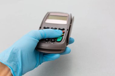 Temassız kart ve NFC teknolojisiyle yapılan bir alışverişin ödemesi. Ön manzara. Yatay bileşim.