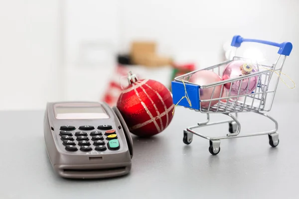 Registrierkasse Und Einkaufswagen Mit Weihnachtsdeko Geschäftskonzept — Stockfoto