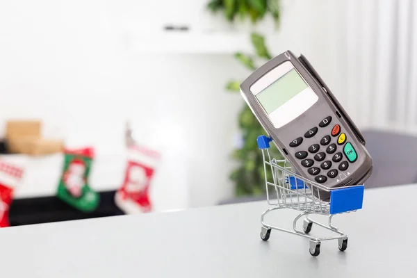 Kassaapparaten För Inköp Vagn Med Grå Bakgrund Nätshopping Koncept — Stockfoto