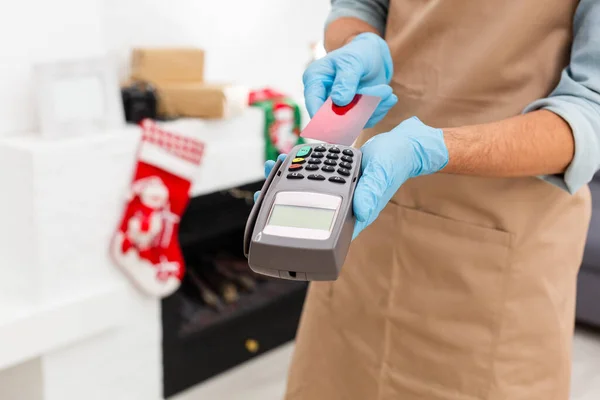 Kreditkortsmaskin För Penningtransaktioner Handen Handskar Med Kreditkort Sveper Genom Pos — Stockfoto