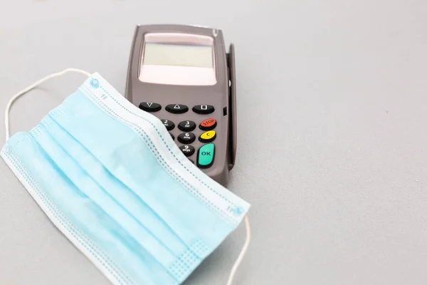 Pos Medical Mask Waiting Contactless Nfc Payment Groceries Gray Background — Stock Photo, Image