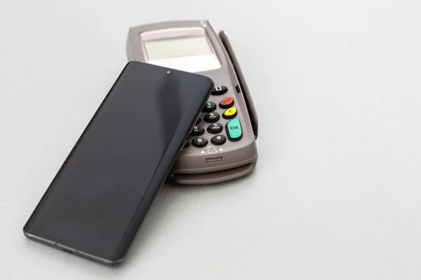 Klient Korzystający Telefonu Komórkowego Zapłaty Przez Nfc — Zdjęcie stockowe