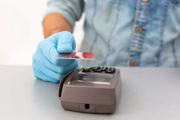 Kassör Hand Innehar Kreditkort Läsare Maskin Och Bär Engångshandskar Betala — Stockfoto