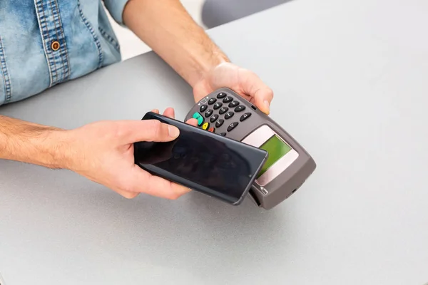 Customer Using Mobile Phone Pay Nfc — Stock Photo, Image