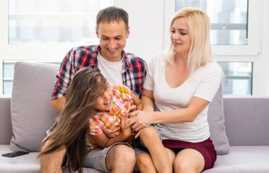 Aile evde birlikte vakit geçiriyor.