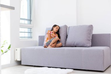 Evdeki üzgün küçük kız.