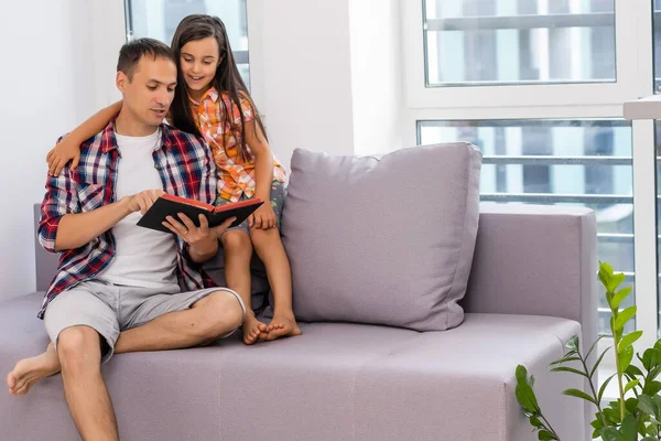 Jeune Père Avec Petite Fille Lit Bible — Photo