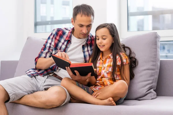 Giovane Padre Con Sua Figlia Legge Bibbia — Foto Stock