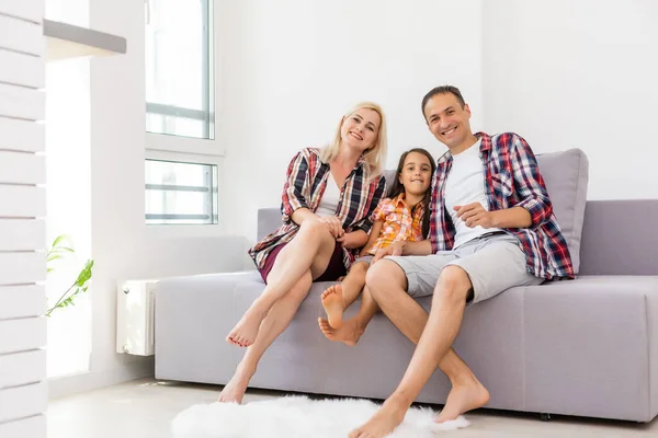 Heureux Famille Mère Père Enfant Fille Rire Avoir Plaisir Maison — Photo