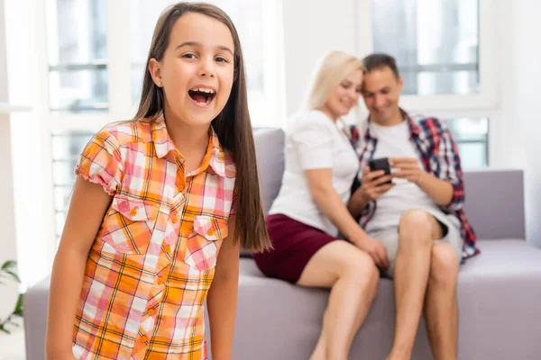Glückliche Familie Mit Kind Nutzt Technologien Während Sie Hause Auf — Stockfoto