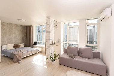 Parlak oturma odasının modern minimalist tasarımı