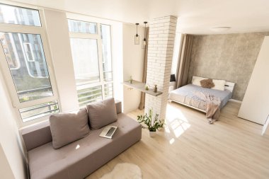 Parlak oturma odasının modern minimalist tasarımı