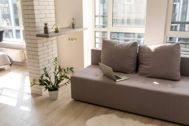 Parlak oturma odasının modern minimalist tasarımı