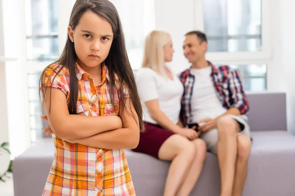 Triest Meisje Horen Haar Ouders Terwijl Zitten Bank Thuis — Stockfoto