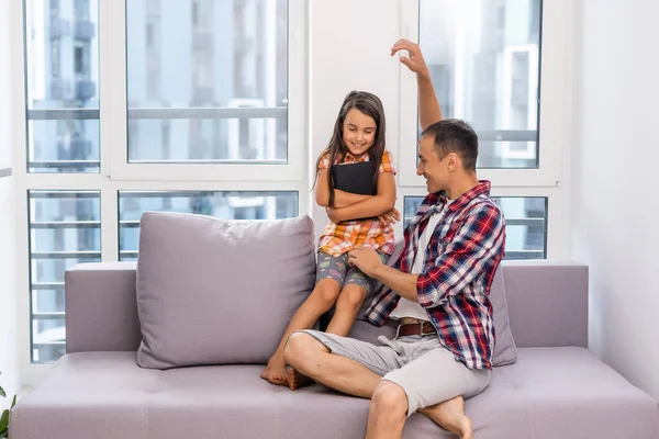 Jeune Père Avec Petite Fille Lit Bible — Photo