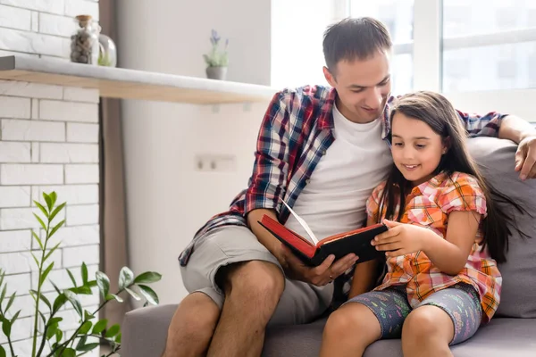 Jeune Père Avec Petite Fille Lit Bible — Photo