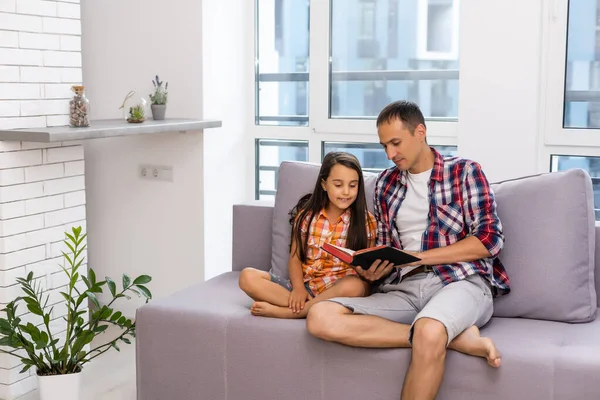 Jeune Père Avec Petite Fille Lit Bible — Photo