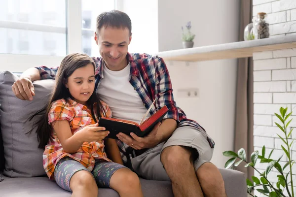 Padre Leggendo Bibbia Sua Figlia Casa — Foto Stock