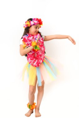 Beyaz arka planda Hawaii tarzı giyinmiş hoş bir kız.