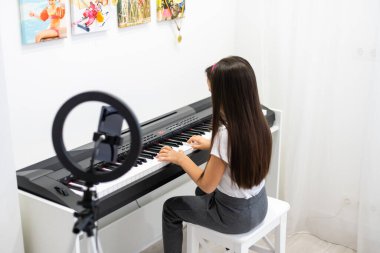 Klavye çalan çocuk klavye piyanosu enstrümanı ve video çekiyor