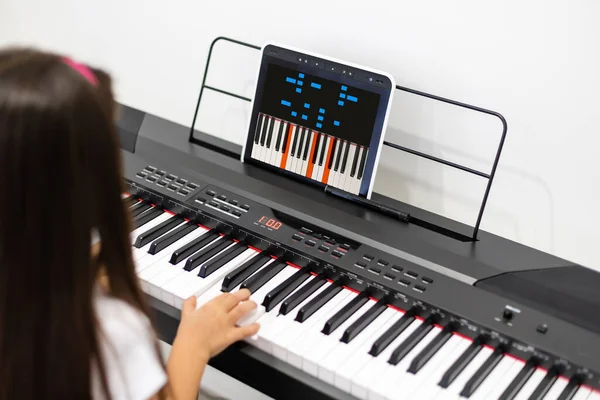소녀는 비디오 수업을 피아노를 연주하는 배웁니다 Online Distance Learning Covid — 스톡 사진