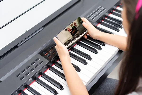 소녀는 비디오 수업을 피아노를 연주하는 배웁니다 Online Distance Learning Covid — 스톡 사진