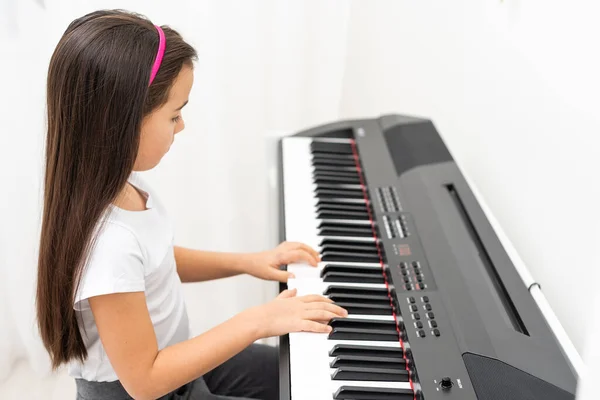 귀여운 소녀는 피아노를 배우고 — 스톡 사진