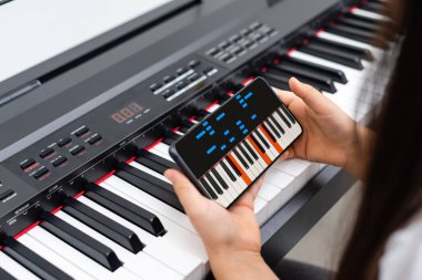 Evde müzik piyanosu dersi. Çevrimiçi Çalışma