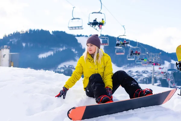 Leende Kvinna Med Snowboard Jacka Kall Högkvalitativt Foto — Stockfoto