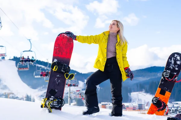 Lächelnde Frau Mit Snowboard Jacke Kalt Hochwertiges Foto — Stockfoto