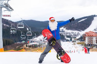 Dağlarda snowboard yapan Noel Baba. Yüksek kalite fotoğraf
