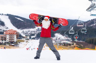 Dağlarda snowboard yapan Noel Baba. Yüksek kalite fotoğraf