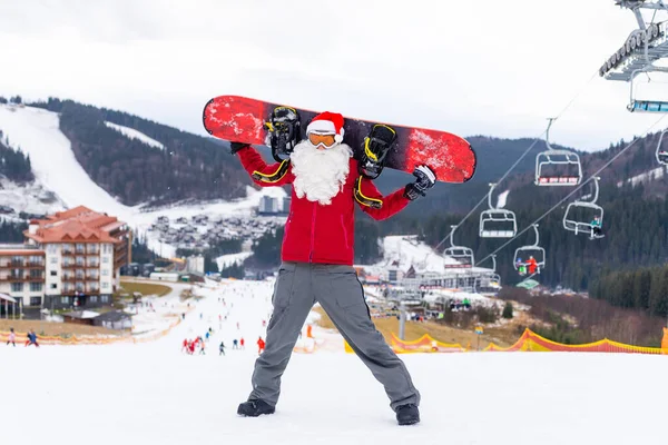 Jultomten Med Snowboard Bergen Högkvalitativt Foto — Stockfoto