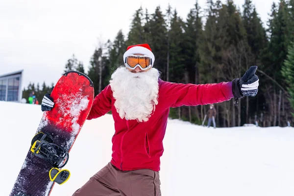 Kar Maskeli Ciddi Bir Noel Baba Snowboard Ile Ayakta Duruyor — Stok fotoğraf