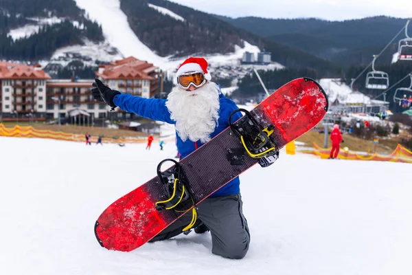 Papai Noel Com Snowboard Nas Montanhas Foto Alta Qualidade — Fotografia de Stock