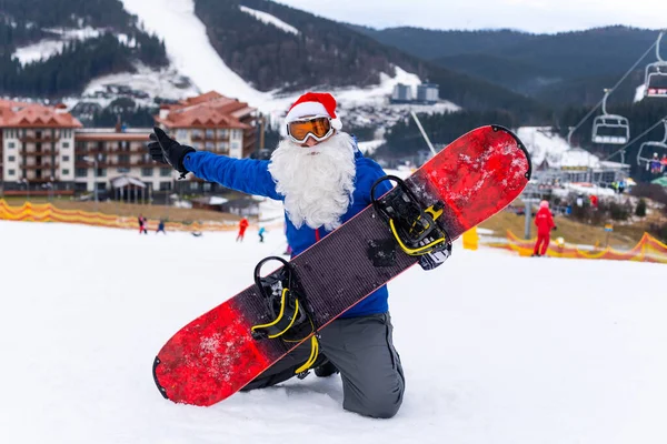 Dağlarda snowboard yapan Noel Baba. Yüksek kalite fotoğraf