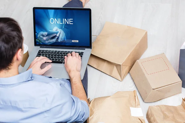 Online em um laptop, Serviço ao cliente online — Fotografia de Stock