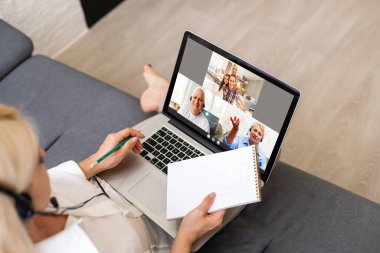 İş kadınlarının iş arkadaşlarıyla video konferansında planlar hakkında konuştuklarını gördüm. Video görüşmesi için laptop kullanan çok ırklı bir iş ekibi. Evden çalışan bir grup zeki insan.
