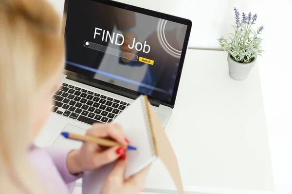 Job Search concept, vind je carrière, vrouw op zoek naar online website — Stockfoto