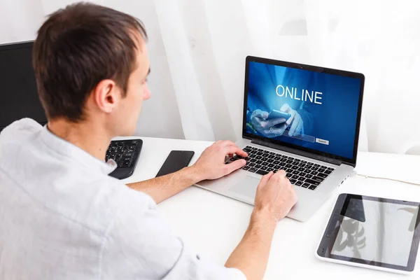 Homem em casa comprando na internet compras online — Fotografia de Stock