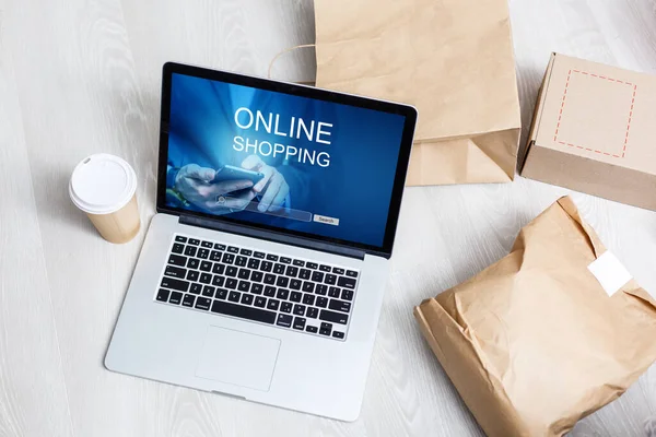 Ιδέες online shopping ή internet shop, με laptop — Φωτογραφία Αρχείου