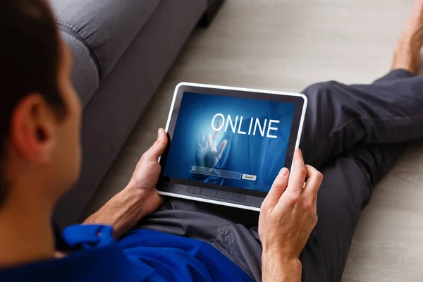 On-line σε ένα φορητό υπολογιστή, Online εξυπηρέτηση πελατών — Φωτογραφία Αρχείου