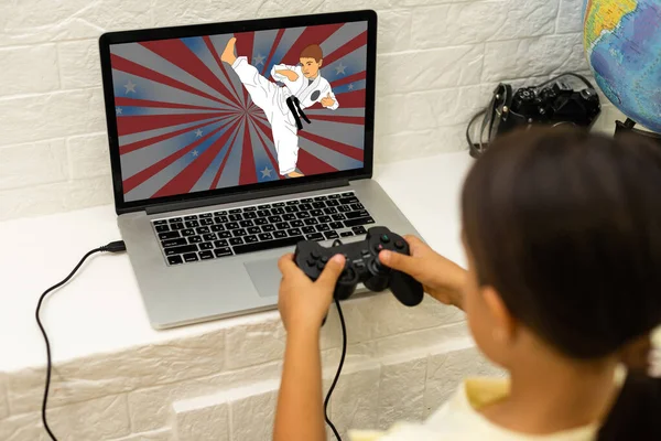 Menina jogando um jogo de vídeo — Fotografia de Stock