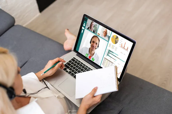 Visão traseira da mulher de negócios conversando com seus colegas sobre o plano em videoconferência. Equipe de negócios multiétnica usando laptop para uma reunião on-line em chamada de vídeo. Grupo de pessoas inteligentes trabalhando em casa — Fotografia de Stock