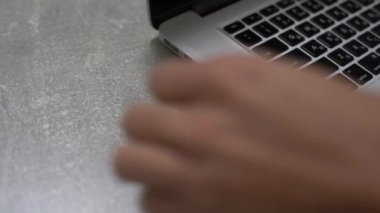 USB sabit diski bilgisayara, modern kişisel bilgisayar teknolojisine bağlıyorum.