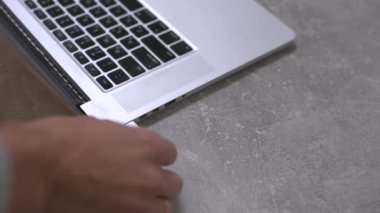Tasarımcı grafik tabletine resim çizer. Dizüstü bilgisayarla çalışan bir kadın.