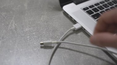 USB sabit diski bilgisayara, modern kişisel bilgisayar teknolojisine bağlıyorum.