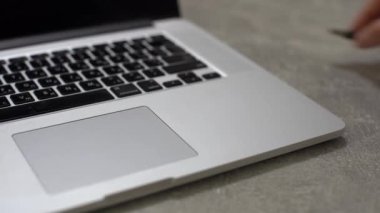 Bir USB flash bellek anahtarını bir dizüstü bilgisayarın portuna bağla.