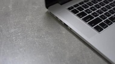 USB sabit diski bilgisayara, modern kişisel bilgisayar teknolojisine bağlıyorum.